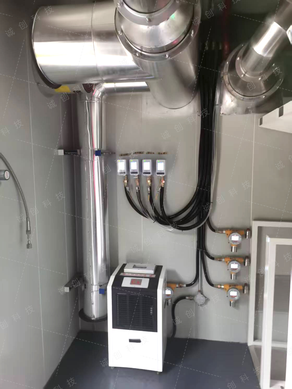 毒腐移動氣站中的溫度、濕度控制箱 毒腐移動氣站中的溫度、濕度控制箱